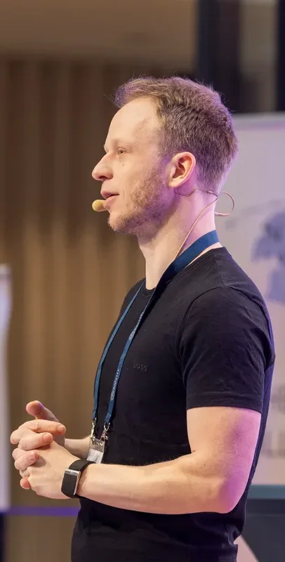 Finn Hillebrandt speaking at a conference